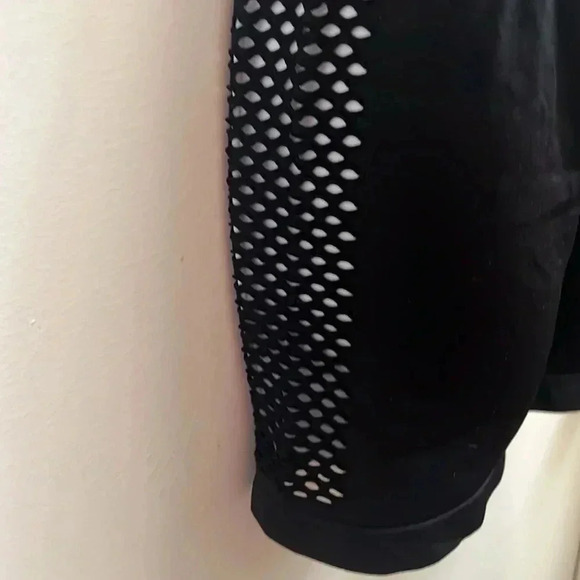 Halara Seamless Flow High Waisted Cut Out Ruched Yoga Biker Shorts - Medium - Picture 7 of 10